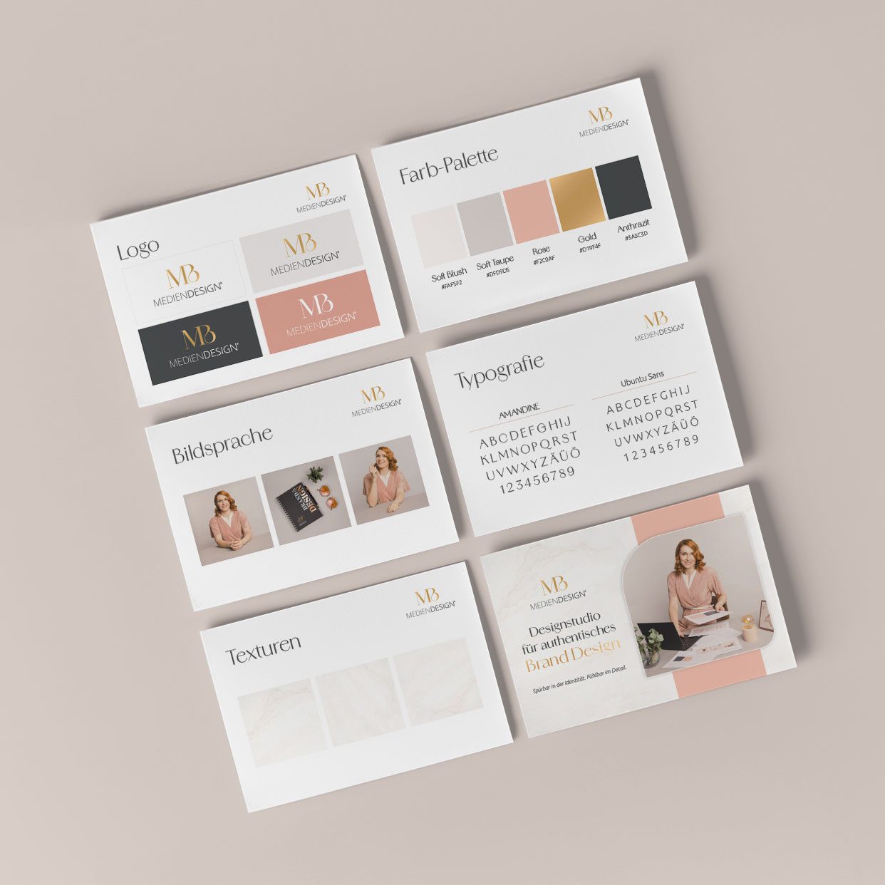 Markenübersicht mit Logo, Farbpalette, Typografie, Bildsprache und Texturen auf weißen Karten im Flatlay-Stil auf beigem Hintergrund