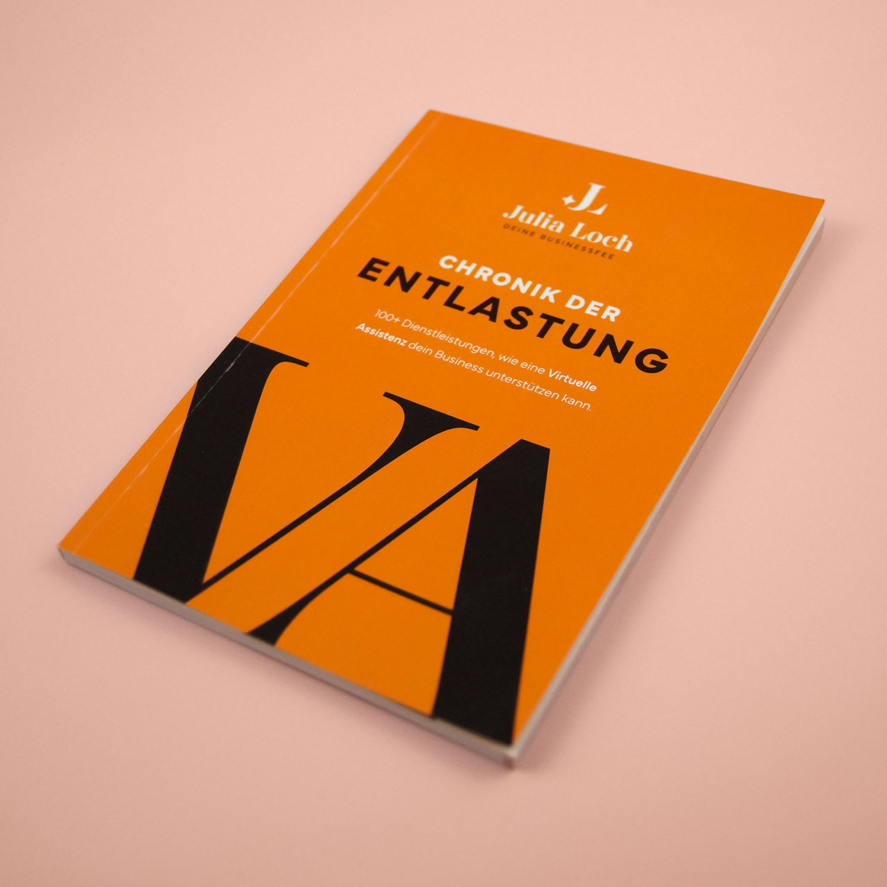 Titelseite des Buchs „Chronik der Entlastung“ in kräftigem Orange mit schwarzer VA-Typografie und sichtbarer Klebebindung