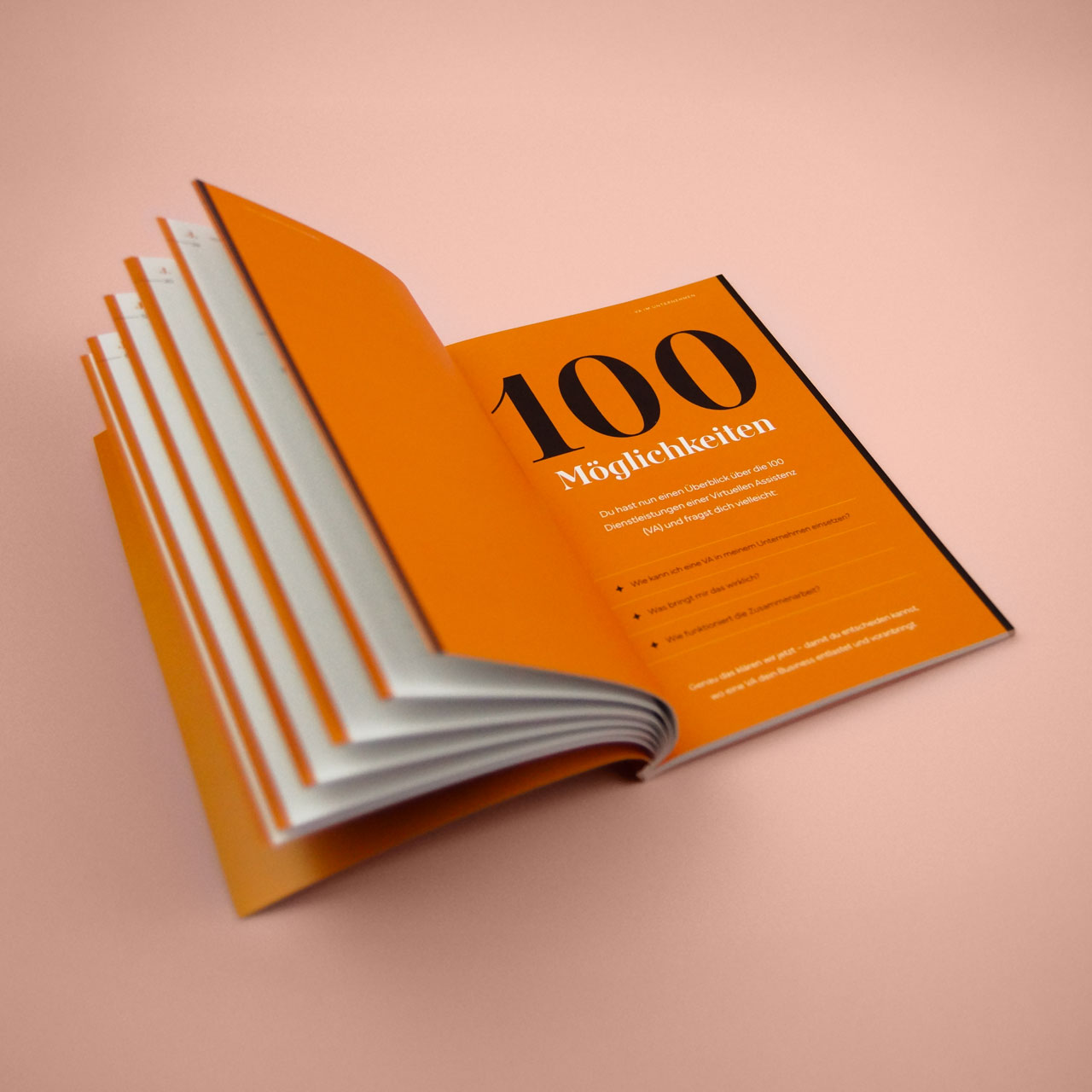 Offen liegendes Buch „Chronik der Entlastung“ mit orangefarbener Doppelseite und der Zahl „100“ in großer Typografie